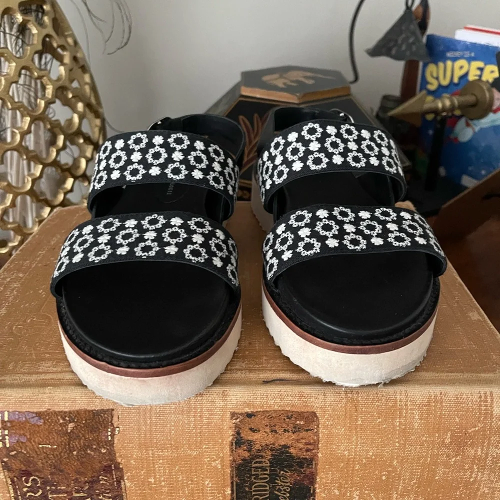 Anthropologie Black Floral Platform Sandals Size 8 Buckle Strap - Picture 2 of 3